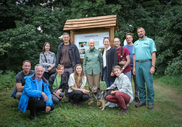 Jane Goodall látogatása a róla elnevezett tanösvényen